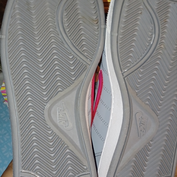 Womens Nike shoes - Picture 7 of 7